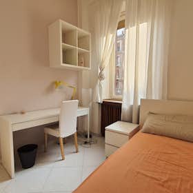 Private room for rent for €400 per month in Turin, Corso Giulio Cesare