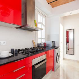 Apartment for rent for €1,700 per month in Barcelona, Carrer Nou de la Rambla