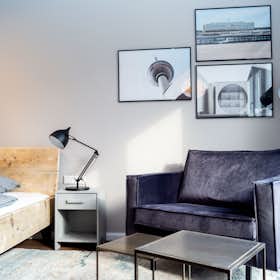 Studio for rent for €1,590 per month in Berlin, Courbièrestraße