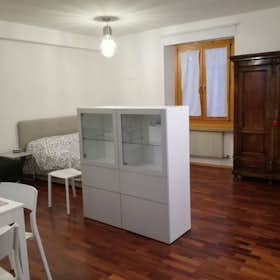 Appartement te huur voor € 1.150 per maand in Trento, Via degli Orbi