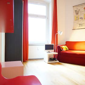 Apartment for rent for €1,490 per month in Berlin, Möckernstraße