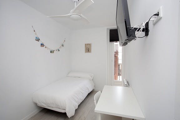 Private room for rent for €715 per month in Madrid, Calle del Arenal