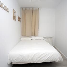 Private room for rent for €705 per month in Madrid, Calle del Arenal