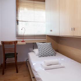 Apartment for rent for €2,850 per month in Barcelona, Ronda del Guinardó