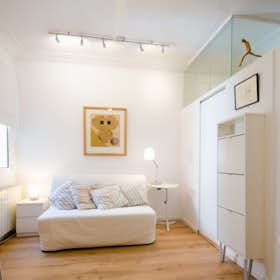 Studio for rent for €695 per month in Barcelona, Carrer de Calvet
