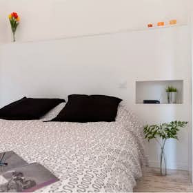 Apartment for rent for €2,400 per month in Barcelona, Carrer de Pere IV