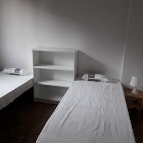 Mehrbettzimmer for rent for 380 € per month in Bologna, Via Leonetto Cipriani