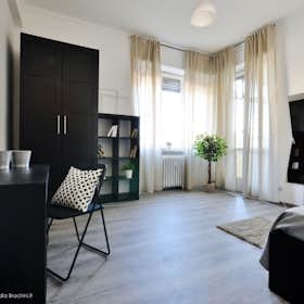 Private room for rent for €590 per month in Turin, Via Giuseppe Vernazza
