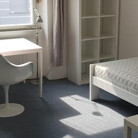 Private room for rent for €370 per month in Ljubljana, Rožna Dolina, cesta XV
