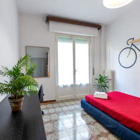 Apartment for rent for €1,900 per month in Florence, Via Ermete Zacconi
