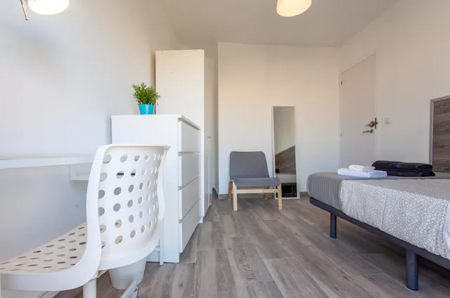 Private room in Carrer de Fra Pere Vives, Valencia (750329) room image 2