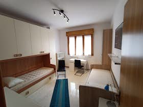 私人房间 正在以 €270 的月租出租，其位于 Viterbo, Via Sandro Pertini