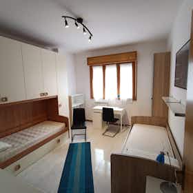Отдельная комната сдается в аренду за 270 € в месяц в Viterbo, Via Sandro Pertini