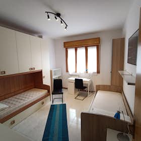 Cameră privată de închiriat pentru 270 EUR pe lună în Viterbo, Via Sandro Pertini