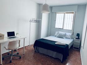 Приватна кімната за оренду для 330 EUR на місяць у Córdoba, Calle Lope de Hoces