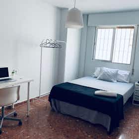 Отдельная комната сдается в аренду за 330 € в месяц в Córdoba, Calle Lope de Hoces