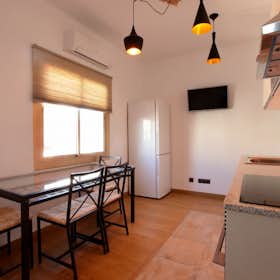 Apartment for rent for €1,911 per month in Barcelona, Carrer de la Independència