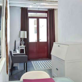 Appartement te huur voor € 1.000 per maand in Barcelona, Carrer de Fonollar