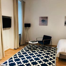 Apartment for rent for €1,350 per month in Vienna, Stuwerstraße