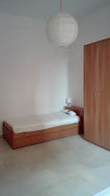 Спільна кімната за оренду для 420 EUR на місяць у Bologna, Via San Vitale