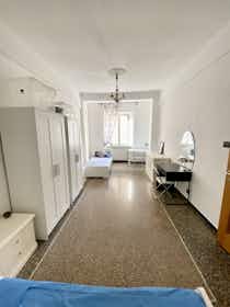 Gedeelde kamer te huur voor € 280 per maand in Genoa, Via Venezia