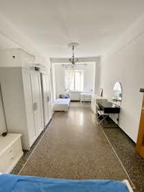Mehrbettzimmer zu mieten für 280 € pro Monat in Genoa, Via Venezia
