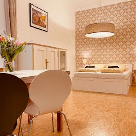 Apartment for rent for €2,290 per month in Berlin, Buchholzer Straße