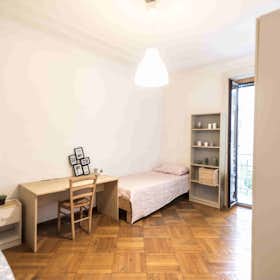 Shared room for rent for €450 per month in Milan, Viale Campania