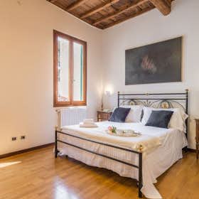 Apartment for rent for €1,550 per month in Florence, Via Laura