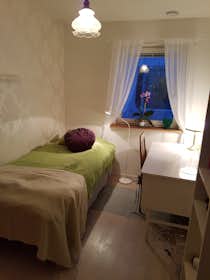私人房间 正在以 SEK 5,854 的月租出租，其位于 Älta, Flugsnapparvägen
