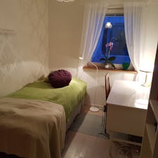 Private room for rent for SEK 5,700 per month in Älta, Flugsnapparvägen