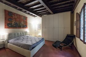 Apartment for rent for €1,400 per month in Florence, Piazza dei Pitti