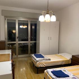 Shared room for rent for €455 per month in Milan, Alzaia Naviglio Pavese