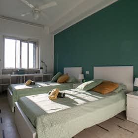 Shared room for rent for €470 per month in Sesto San Giovanni, Via Francesco Baracca