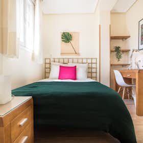 Private room for rent for €920 per month in Madrid, Paseo de Santa María de la Cabeza