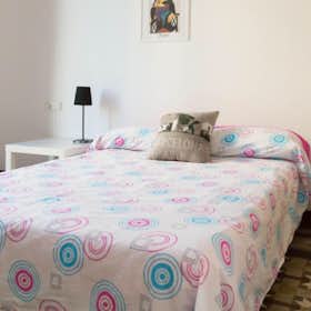 Private room for rent for €598 per month in Barcelona, Carrer d'Aragó