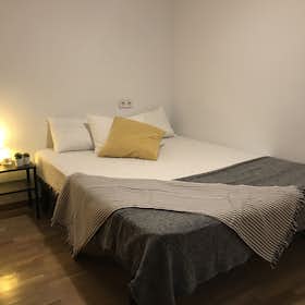 Private room for rent for €630 per month in Barcelona, Carrer de Viladomat