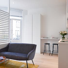 Studio for rent for €900 per month in Etterbeek, Rue Champ du Roi