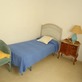 Private room for rent for €260 per month in Córdoba, Calle Músico Ziryab
