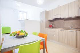 Apartment for rent for €1,400 per month in Verona, Via 20 Settembre