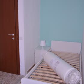 Private room for rent for €385 per month in Cagliari, Via Lombardia