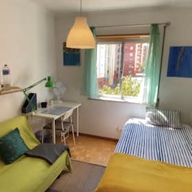 Private room for rent for €450 per month in Almada, Rua dos Três Vales