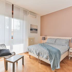 Apartment for rent for €3,300 per month in Milan, Via Passo di Brizio