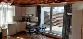 Apartment for rent for €1,000 per month in Saint-Josse-ten-Noode, Rue des Deux Églises