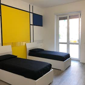 Shared room for rent for €430 per month in Milan, Via Louis Pasteur