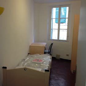 私人房间 正在以 €350 的月租出租，其位于 Siena, Casato di Sopra