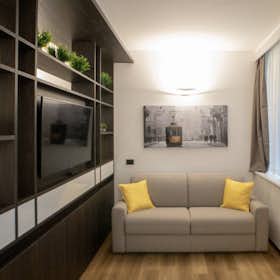 Apartment for rent for €1,750 per month in Milan, Via Madonnina