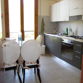 Отдельная комната сдается в аренду за 400 € в месяц в Siena, Via Puglie