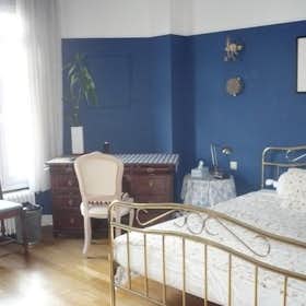私人房间 正在以 €825 的月租出租，其位于 Woluwe-Saint-Pierre, Avenue de Broqueville