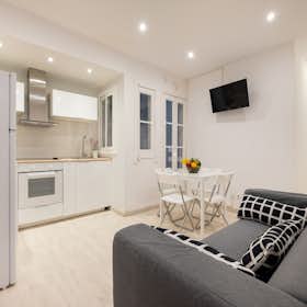 Apartment for rent for €1,350 per month in Barcelona, Carrer de Santa Carolina